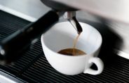 Taza llenándose de café recién hecho