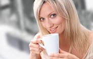 Mujer tomando café