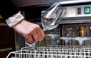 Man haalt schoon wijnglas uit vaatwasser