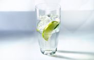 Verre d'eau fraîche avec citron vert et glace pilée Verre d'eau fraîche avec citron vert et glace pilée
